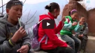 쓰촨성 절벽마을의 학교가는 아이들